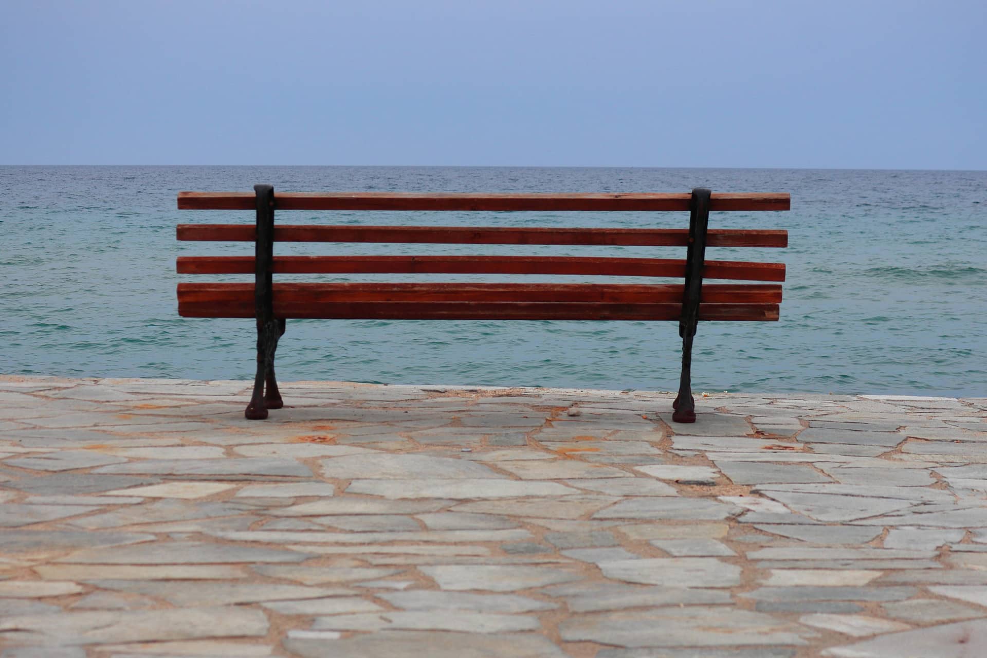Bench nea plagia